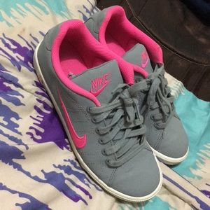 I’m selling an old pear of Nike sneakers.